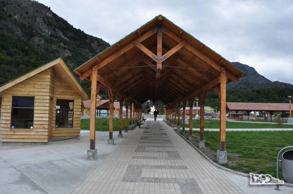 Caminhando pela praça central de Villa O'Higgins, última cidade da Carretera Austral, no sul do Chile